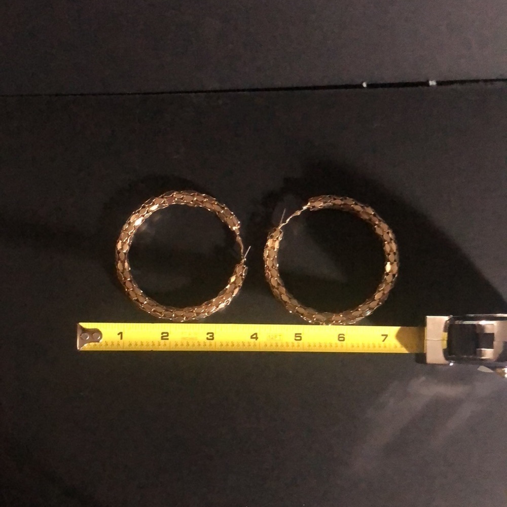 Big large gold tone chain hoop earrings - Picture 4 of 5